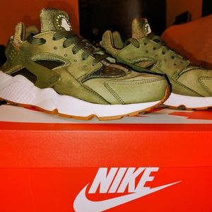 Nike Olive Huaraches.